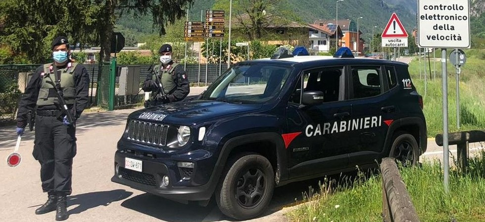 Dal vano segreto spuntano grimaldelli e altri strumenti da scasso, denunciate due persone